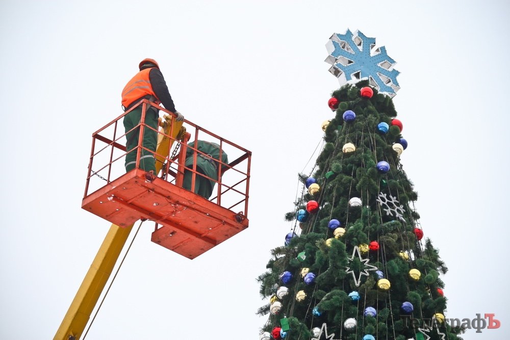 У Кременчуці почали демонтувати головну новорічну ялинку У Кременчуці почали демонтувати головну новорічну ялинку