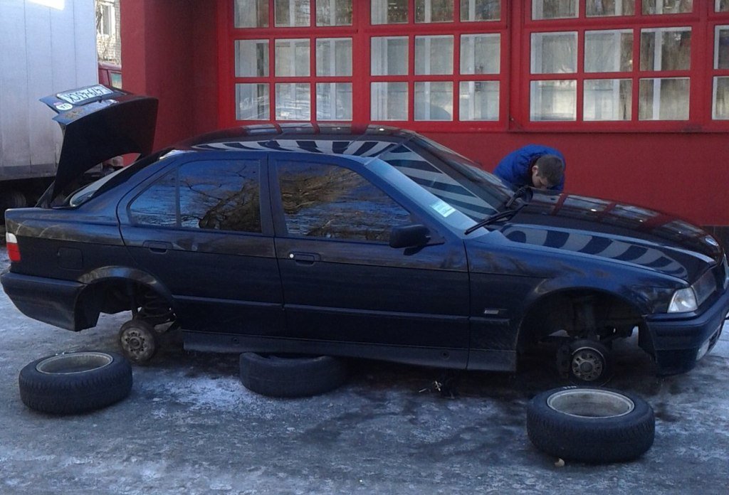 На Молодёжном опять режут колёса автомобилей На Молодёжном опять режут колёса автомобилей