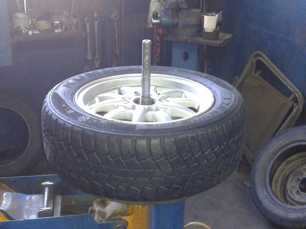 На Молодёжном опять режут колёса автомобилей На Молодёжном опять режут колёса автомобилей