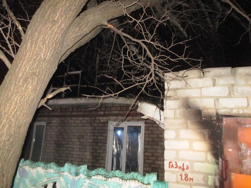 В Песчаном сгорела крыша дома и гараж с автомобилем В Песчаном сгорела крыша дома и гараж с автомобилем