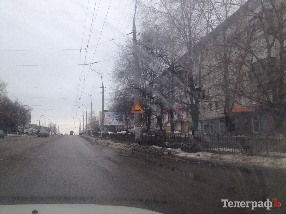 Коммунальники убрали ДТПшный сугроб на водоканале Коммунальники убрали ДТПшный сугроб на водоканале