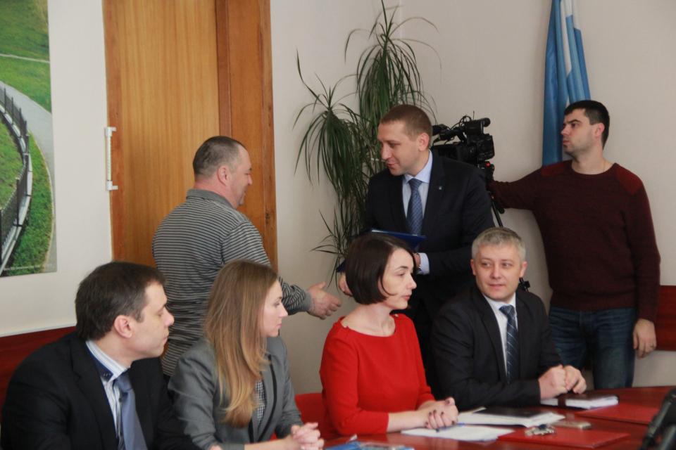 В Кременчуге наградили спасателей-водолазов, снявших со льдины троих рыбаков В Кременчуге наградили спасателей-водолазов, снявших со льдины троих рыбаков