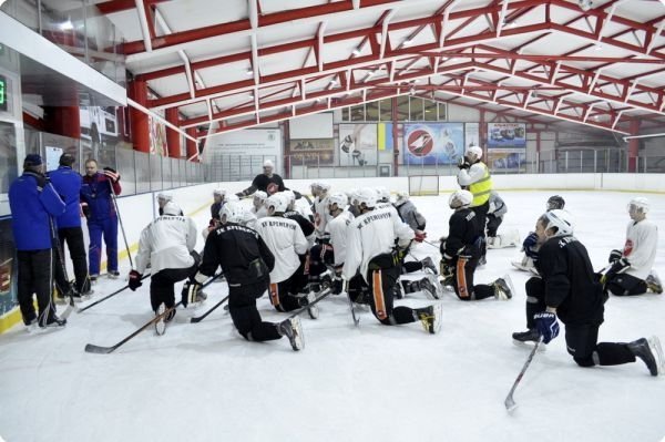 Хокейний клуб "Кременчук" обіграв "Витязь" з Харкова Хокейний клуб "Кременчук" обіграв "Витязь" з Харкова
