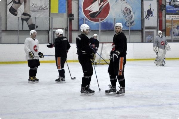 Хокейний клуб "Кременчук" обіграв "Витязь" з Харкова Хокейний клуб "Кременчук" обіграв "Витязь" з Харкова