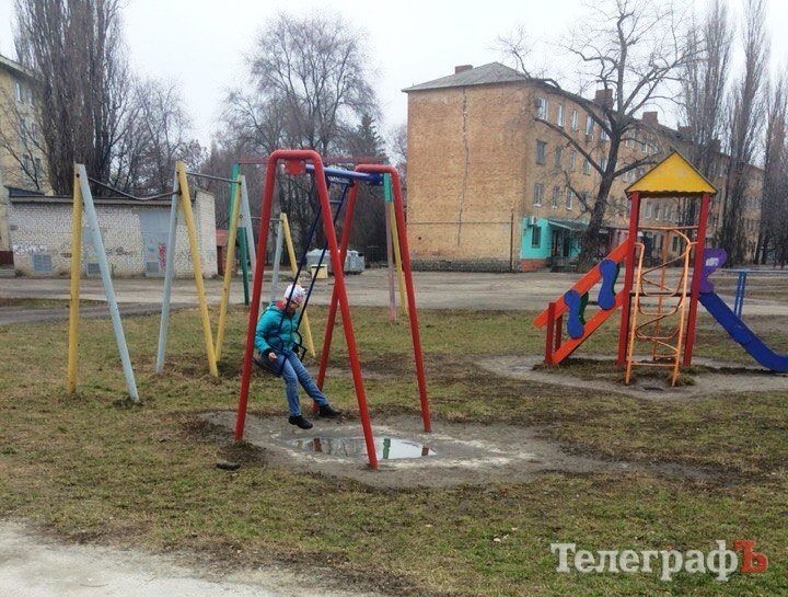 На Раковке со двора дома украли… детские качели На Раковке со двора дома украли… детские качели