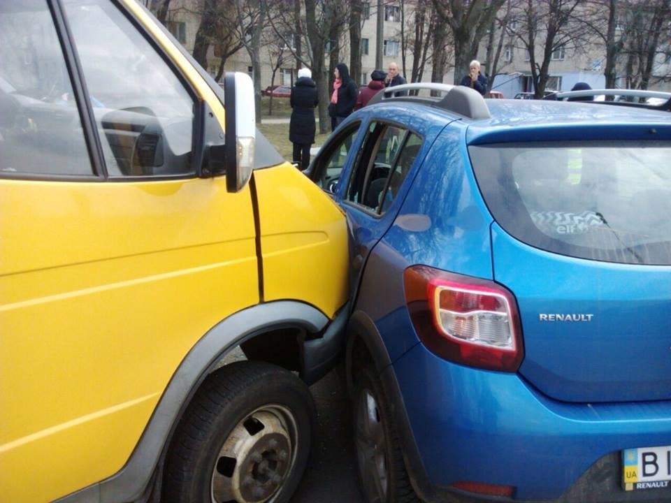 В Кременчуге на Молодежном маршрутка столкнулась с легковушкой В Кременчуге на Молодежном маршрутка столкнулась с легковушкой