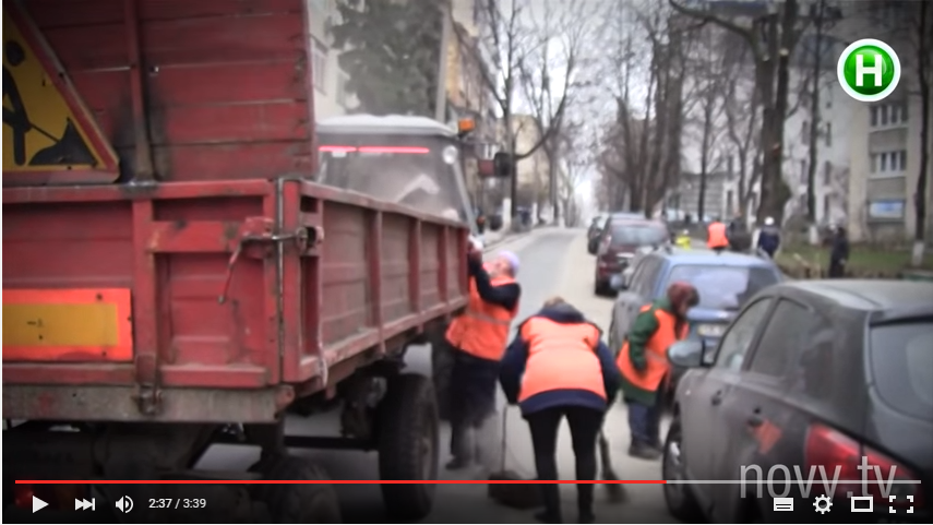 Коммунальщики к приезду высоких гостей за полтора часа покрасили бордюры Коммунальщики к приезду высоких гостей за полтора часа покрасили бордюры