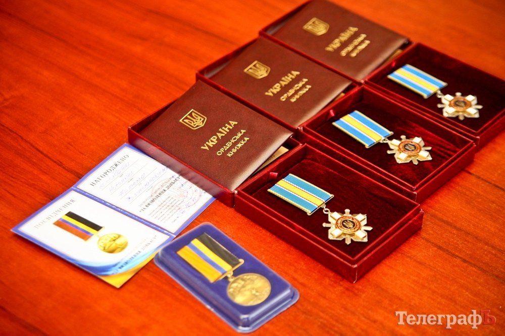 У Кременчуці посмертно нагородили Героїв орденом "За мужність" та відзнакою "За визволення Донбасу" У Кременчуці посмертно нагородили Героїв орденом "За мужність" та відзнакою "За визволення Донбасу"