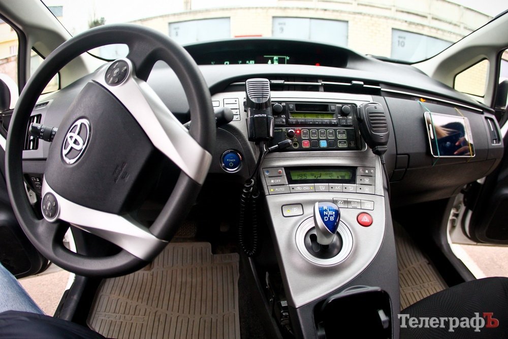 Как выглядит полицейский Prius изнутри и что в нем возят полицейские Как выглядит полицейский Prius изнутри и что в нем возят полицейские