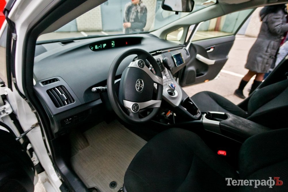 Как выглядит полицейский Prius изнутри и что в нем возят полицейские Как выглядит полицейский Prius изнутри и что в нем возят полицейские