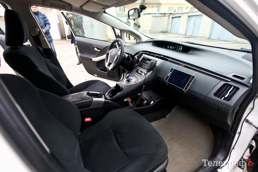 Как выглядит полицейский Prius изнутри и что в нем возят полицейские Как выглядит полицейский Prius изнутри и что в нем возят полицейские