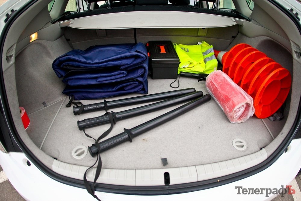 Как выглядит полицейский Prius изнутри и что в нем возят полицейские Как выглядит полицейский Prius изнутри и что в нем возят полицейские