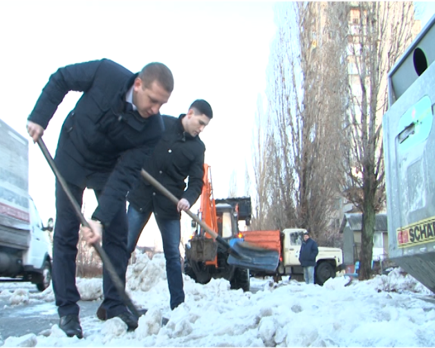 100 днів мера Малецького: поки без камери, зате з лопатою! 100 днів мера Малецького: поки без камери, зате з лопатою!