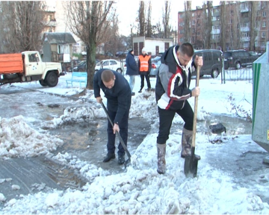 100 днів мера Малецького: поки без камери, зате з лопатою! 100 днів мера Малецького: поки без камери, зате з лопатою!