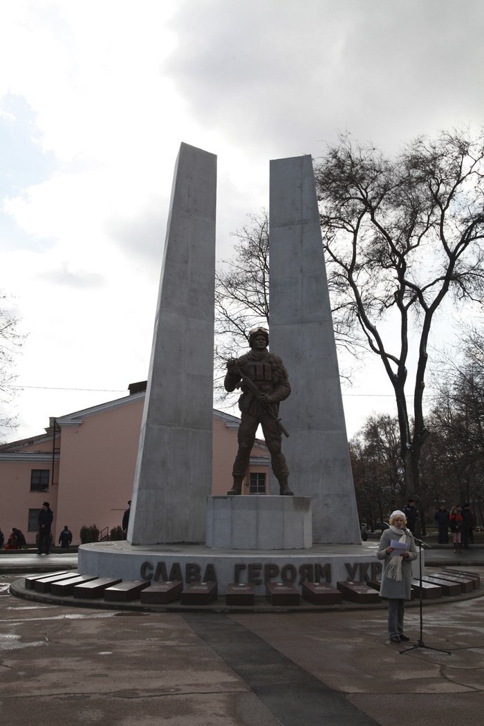 В Україні відкрили перший монумент загиблим під час бойових дій на Донбасі В Україні відкрили перший монумент загиблим під час бойових дій на Донбасі