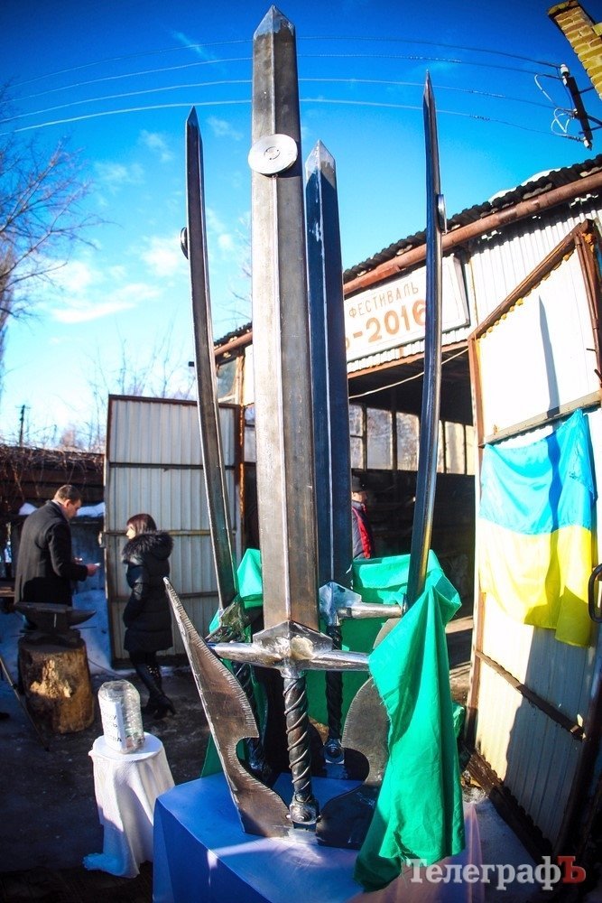 В Україні відкрили перший монумент загиблим під час бойових дій на Донбасі В Україні відкрили перший монумент загиблим під час бойових дій на Донбасі