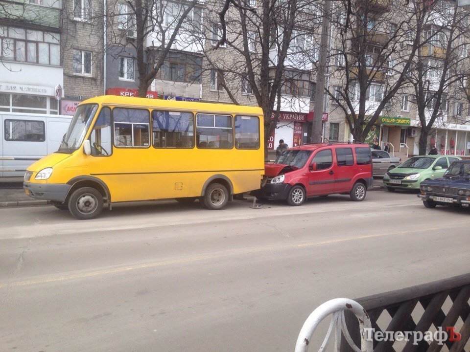 ДТП на Пролетарской: легковушка врезалась в маршрутку ДТП на Пролетарской: легковушка врезалась в маршрутку