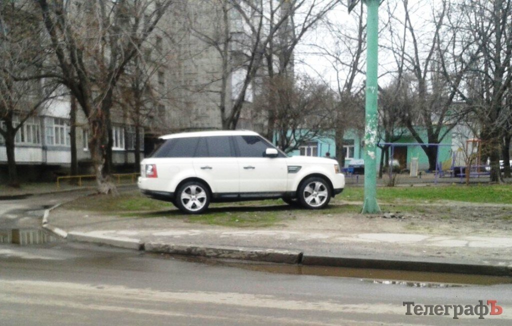 VIP-парковка на газоне. Кременчугская травка притягивает… VIP-парковка на газоне. Кременчугская травка притягивает…