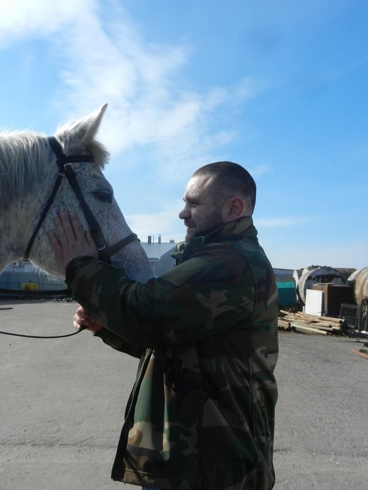 Автомат на пензель поміняли кременчуцькі військові Автомат на пензель поміняли кременчуцькі військові