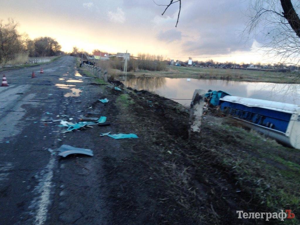 На Полтавщине бензовоз упал в реку На Полтавщине бензовоз упал в реку