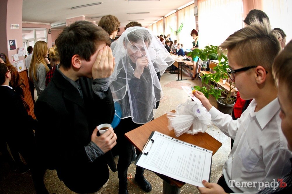 Ничего личного - только бизнес: казино, тату-салон и караоке-бар открылись в школе Ничего личного - только бизнес: казино, тату-салон и караоке-бар открылись в школе