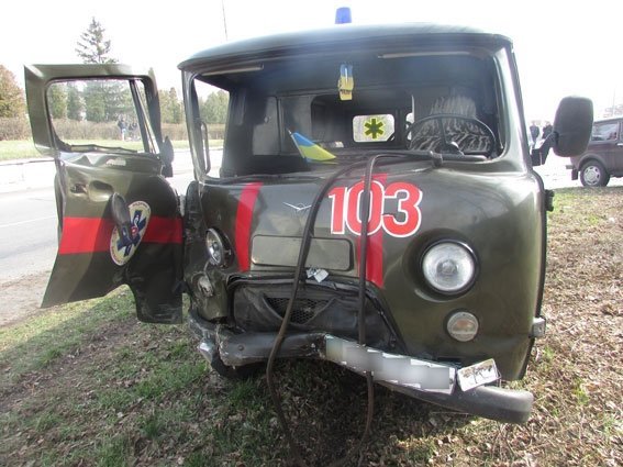 ДТП на Полтавщине: "скорая" столкнулась с Таврией ДТП на Полтавщине: "скорая" столкнулась с Таврией