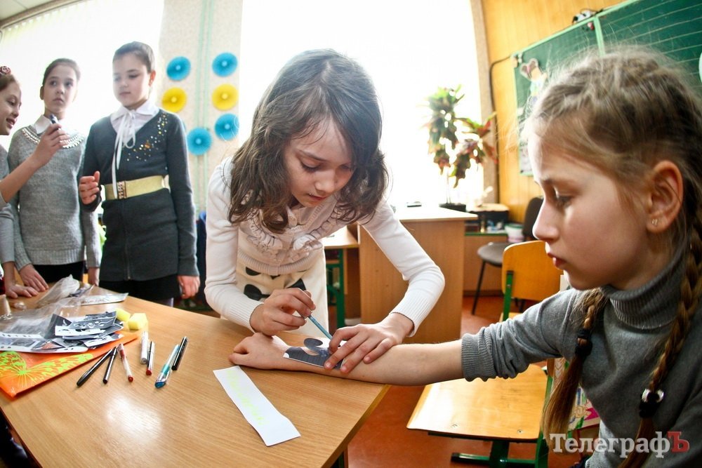 Ничего личного - только бизнес: казино, тату-салон и караоке-бар открылись в школе Ничего личного - только бизнес: казино, тату-салон и караоке-бар открылись в школе