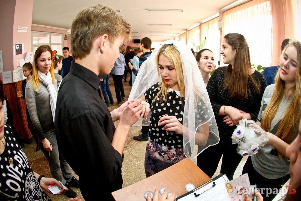 Ничего личного - только бизнес: казино, тату-салон и караоке-бар открылись в школе Ничего личного - только бизнес: казино, тату-салон и караоке-бар открылись в школе