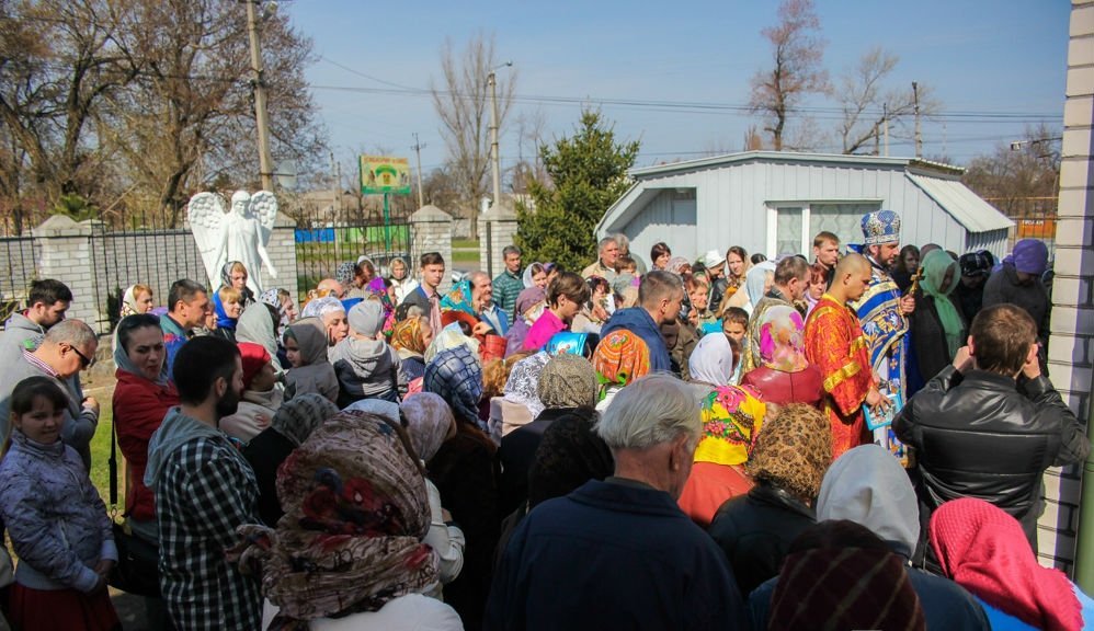 В православных храмах Кременчуга молились о «благой вести» и выпускали птиц В православных храмах Кременчуга молились о «благой вести» и выпускали птиц