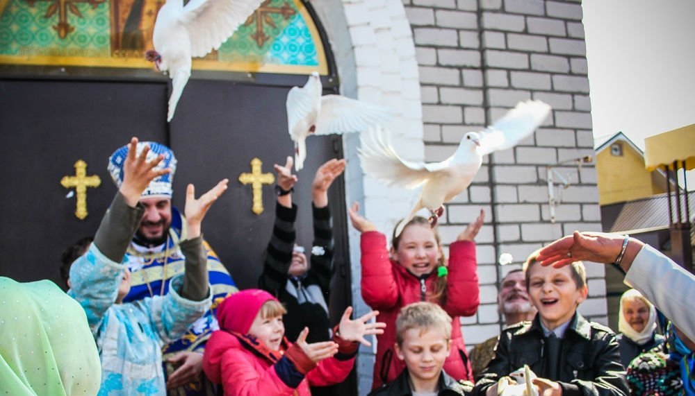 В православных храмах Кременчуга молились о «благой вести» и выпускали птиц В православных храмах Кременчуга молились о «благой вести» и выпускали птиц