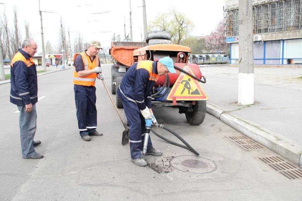 В Кременчуге продолжают «латать» дороги В Кременчуге продолжают «латать» дороги