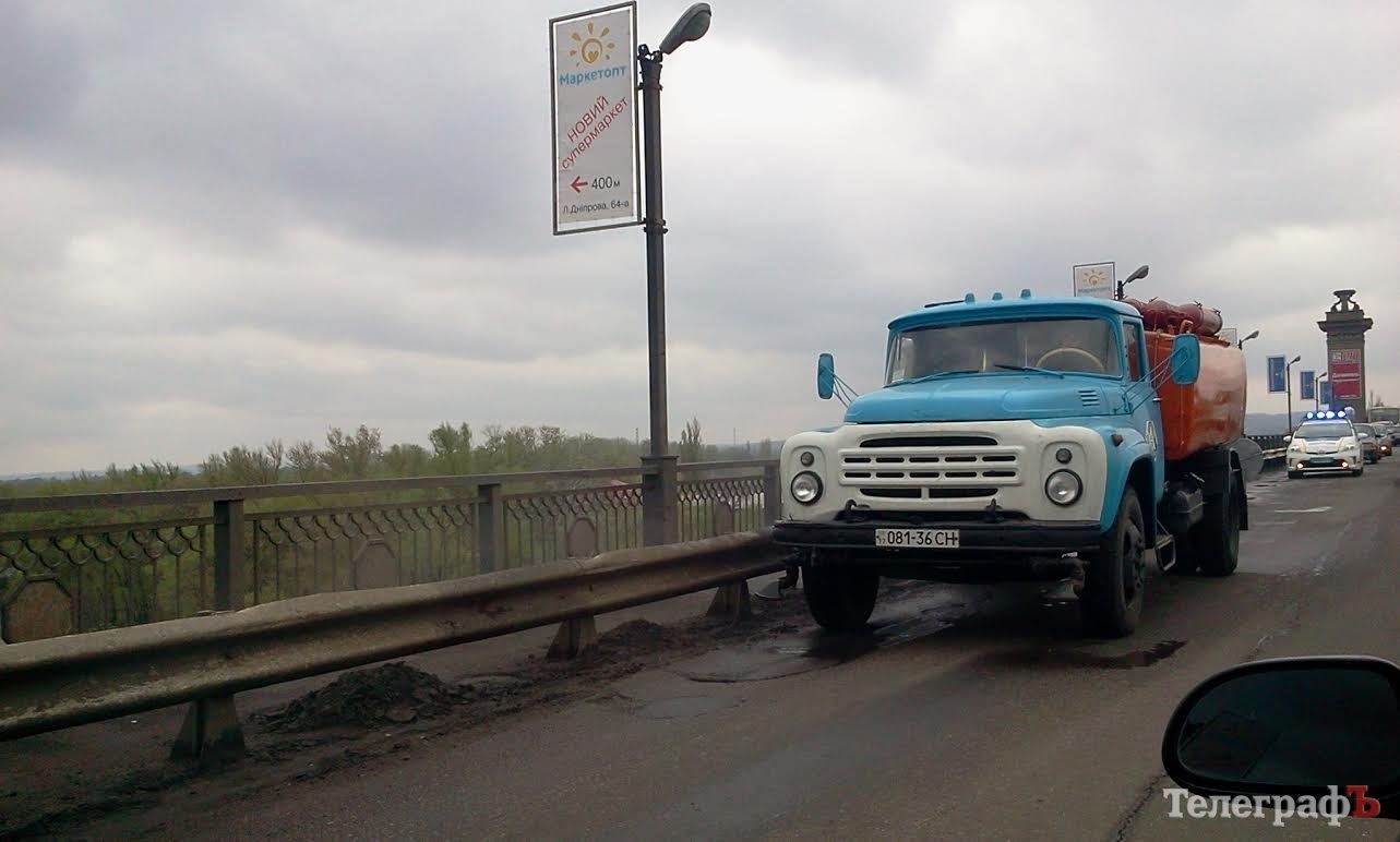 На мосту в Кременчуге - пробка На мосту в Кременчуге - пробка