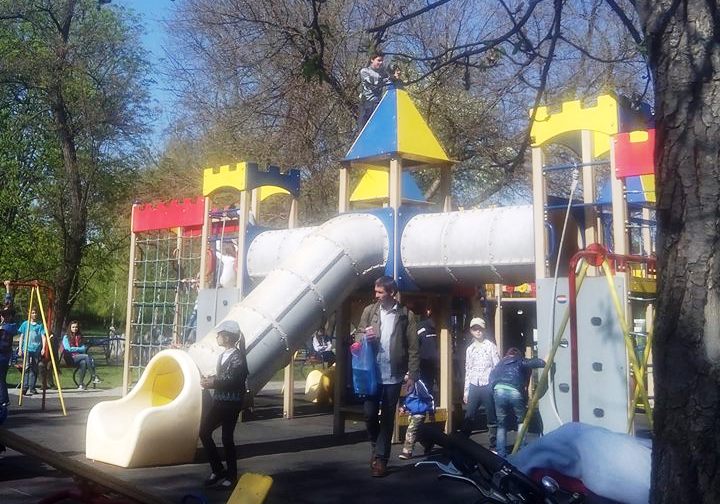 На детской площадке в Приднепровском парке мальчик сломал руку На детской площадке в Приднепровском парке мальчик сломал руку