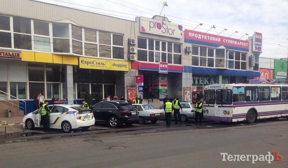 В Кременчуге полицейский Prius "подрезал" троллейбус В Кременчуге полицейский Prius "подрезал" троллейбус