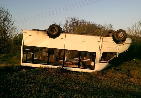 На Полтавщине "Рута" слетела в кювет и легла на крышу На Полтавщине "Рута" слетела в кювет и легла на крышу