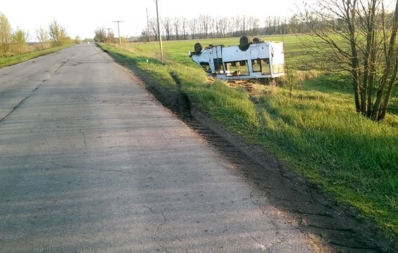 На Полтавщине "Рута" слетела в кювет и легла на крышу На Полтавщине "Рута" слетела в кювет и легла на крышу