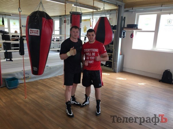 Кременчугский боксер Сергей Радченко помогает готовиться к бою Кобре Кременчугский боксер Сергей Радченко помогает готовиться к бою Кобре