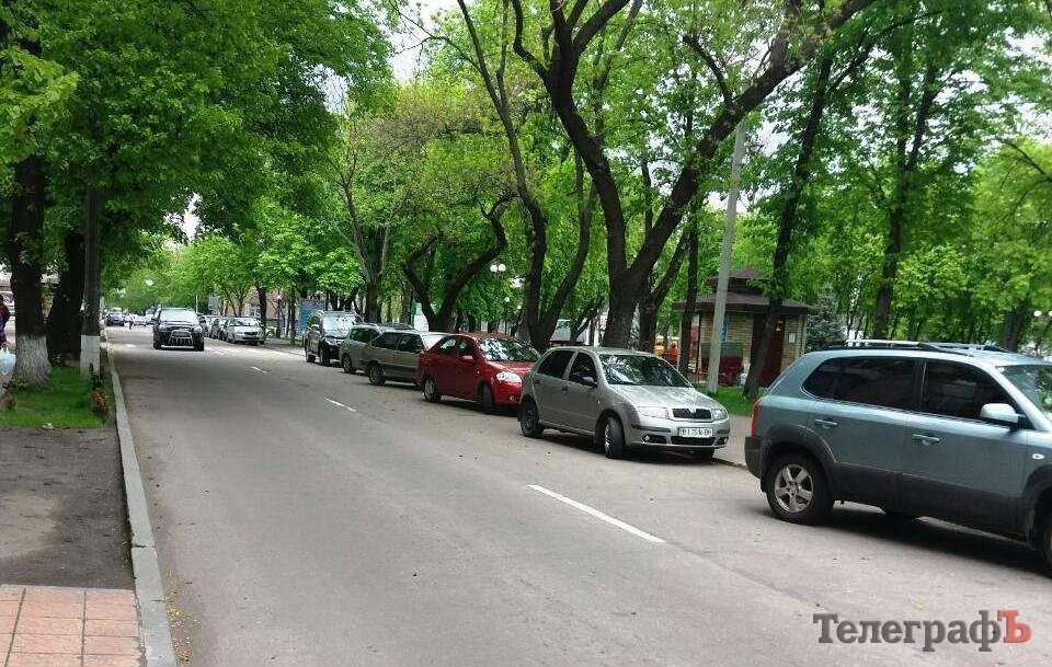 В Кременчуге полиция перевоспитала водителей, паркующихся у сквера Бабаева В Кременчуге полиция перевоспитала водителей, паркующихся у сквера Бабаева