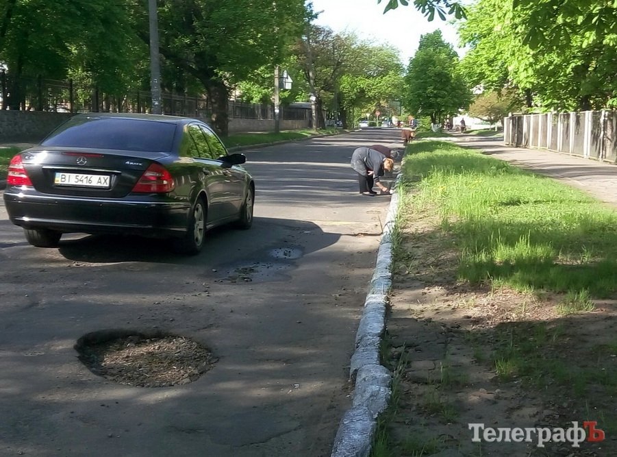 Вот это по-нашему! На дороге ямы, зато белят столбы и бордюры! Вот это по-нашему! На дороге ямы, зато белят столбы и бордюры!