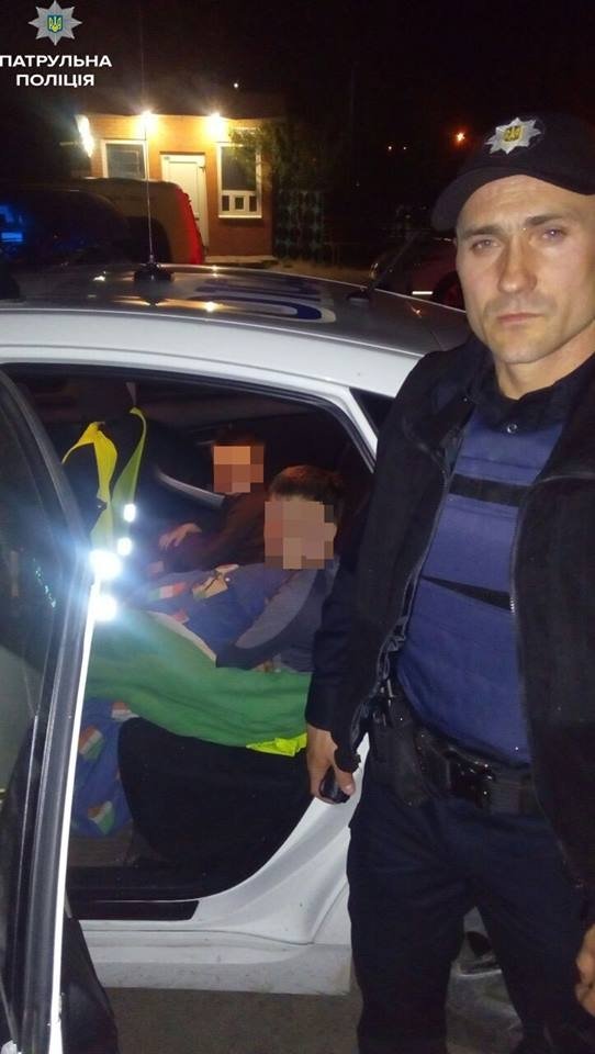 Кременчугские патрульные спасли из пожара двоих детей Кременчугские патрульные спасли из пожара двоих детей