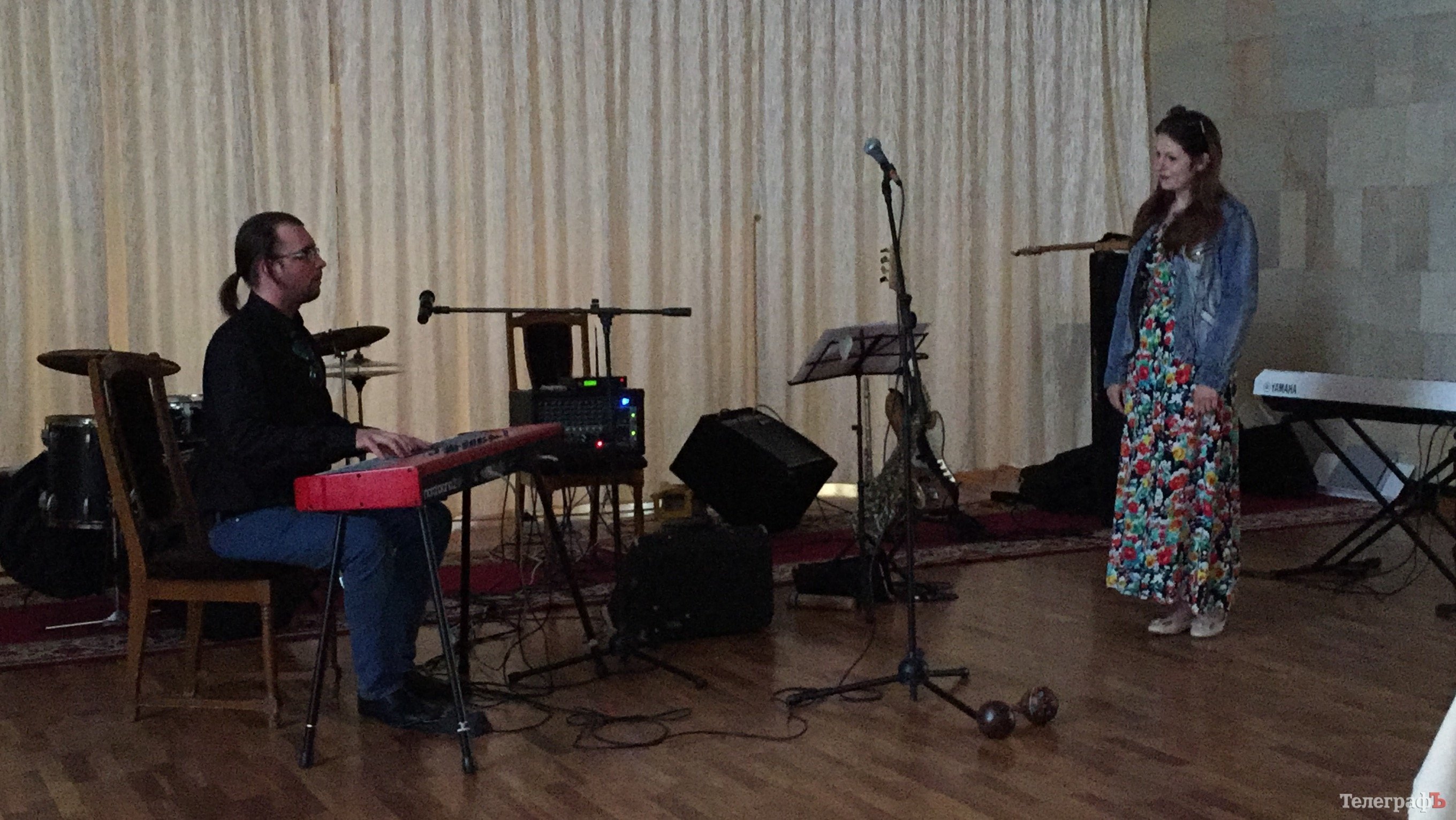 Пианист Алексей Боголюбов рисовал джазовые портреты кременчужанок Пианист Алексей Боголюбов рисовал джазовые портреты кременчужанок