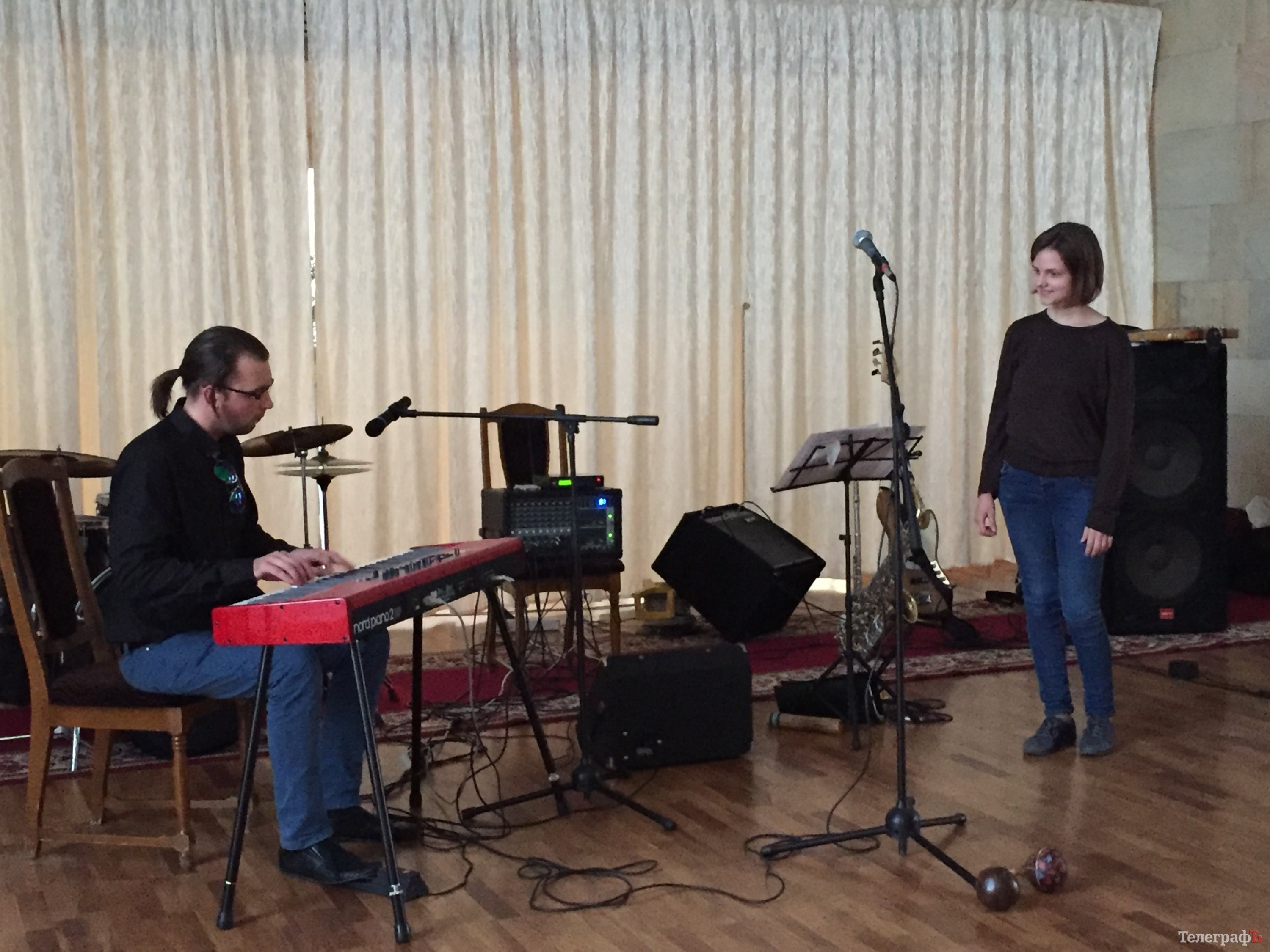 Пианист Алексей Боголюбов рисовал джазовые портреты кременчужанок Пианист Алексей Боголюбов рисовал джазовые портреты кременчужанок