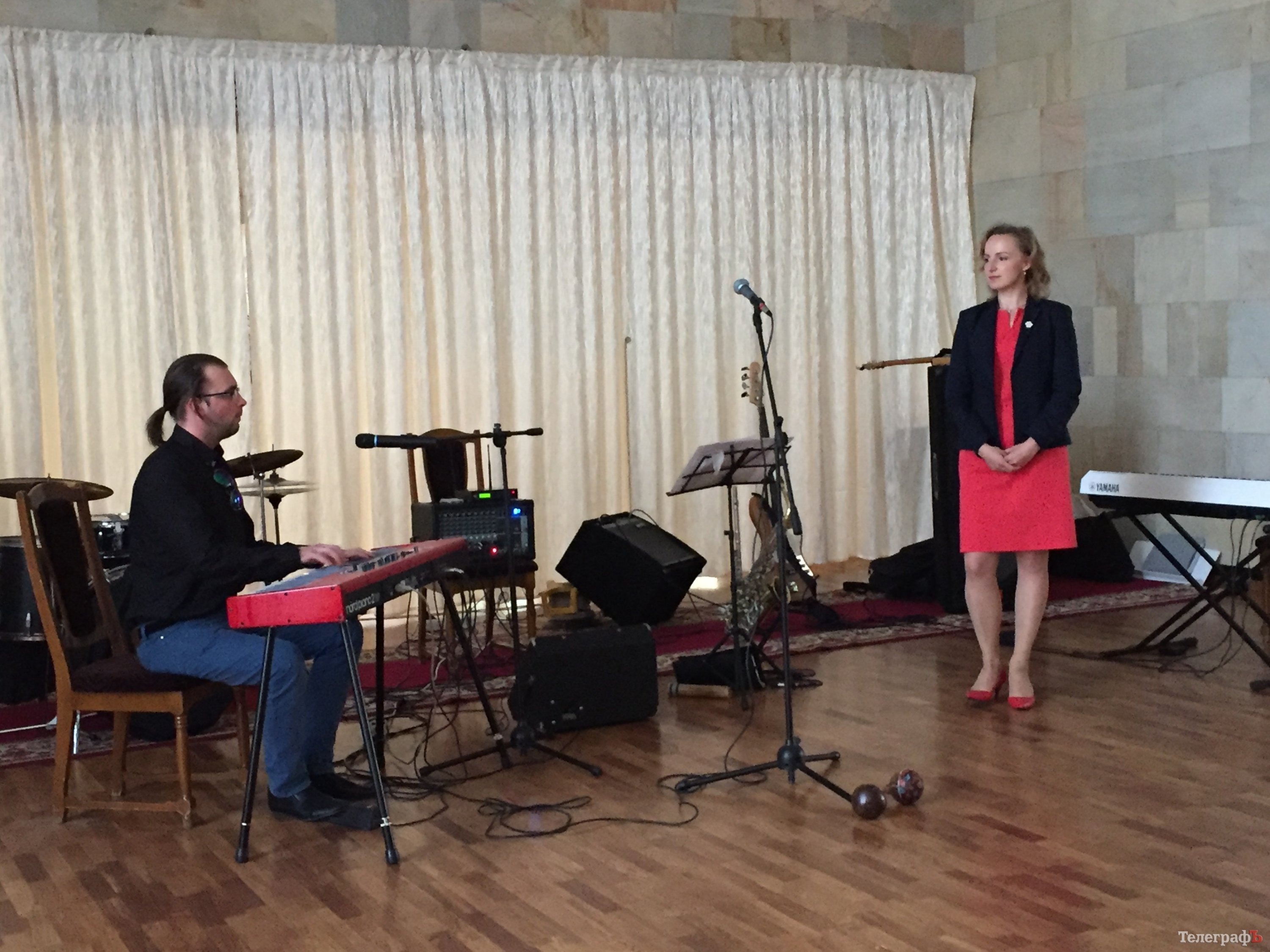 Пианист Алексей Боголюбов рисовал джазовые портреты кременчужанок Пианист Алексей Боголюбов рисовал джазовые портреты кременчужанок