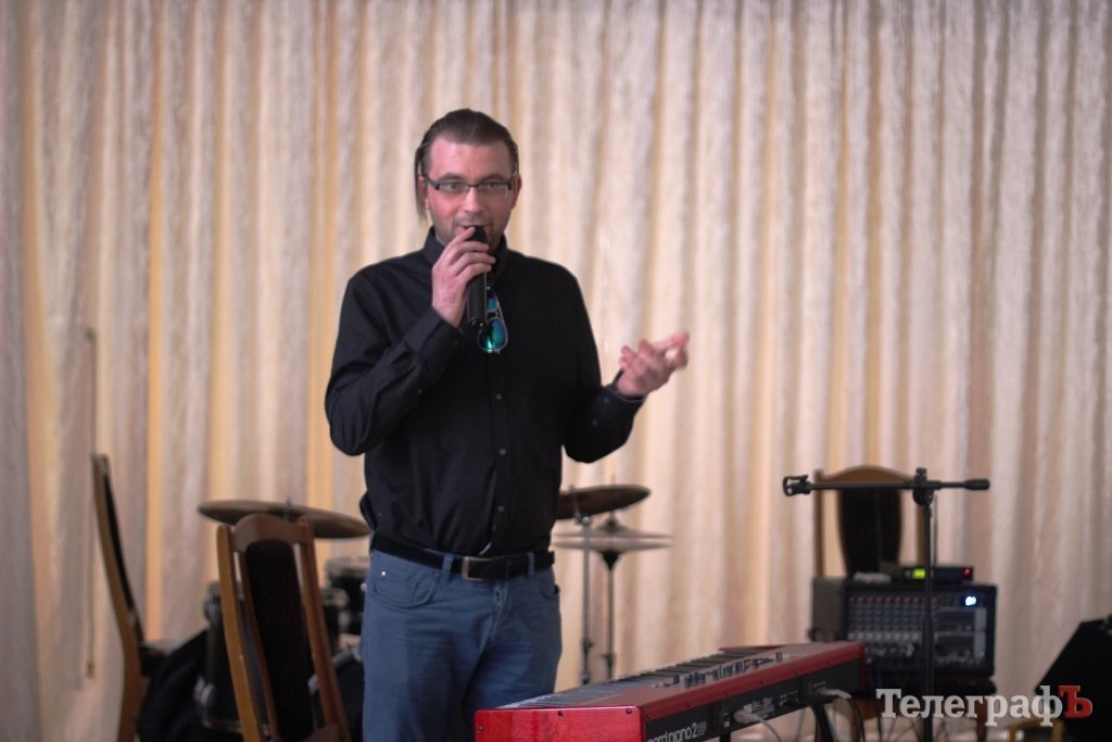 Пианист Алексей Боголюбов рисовал джазовые портреты кременчужанок Пианист Алексей Боголюбов рисовал джазовые портреты кременчужанок