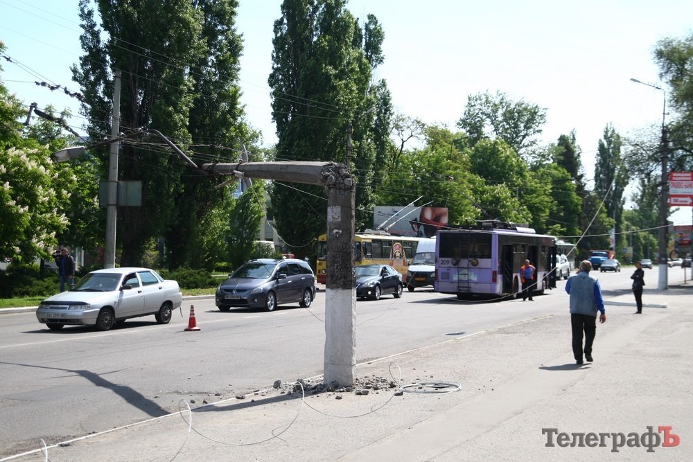 В Кременчуге пополам сломался столб, и упали провода В Кременчуге пополам сломался столб, и упали провода