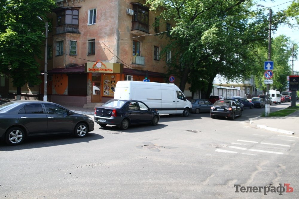 В Кременчуге пополам сломался столб, и упали провода В Кременчуге пополам сломался столб, и упали провода