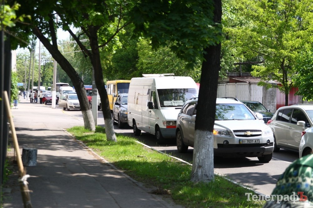 В Кременчуге пополам сломался столб, и упали провода В Кременчуге пополам сломался столб, и упали провода