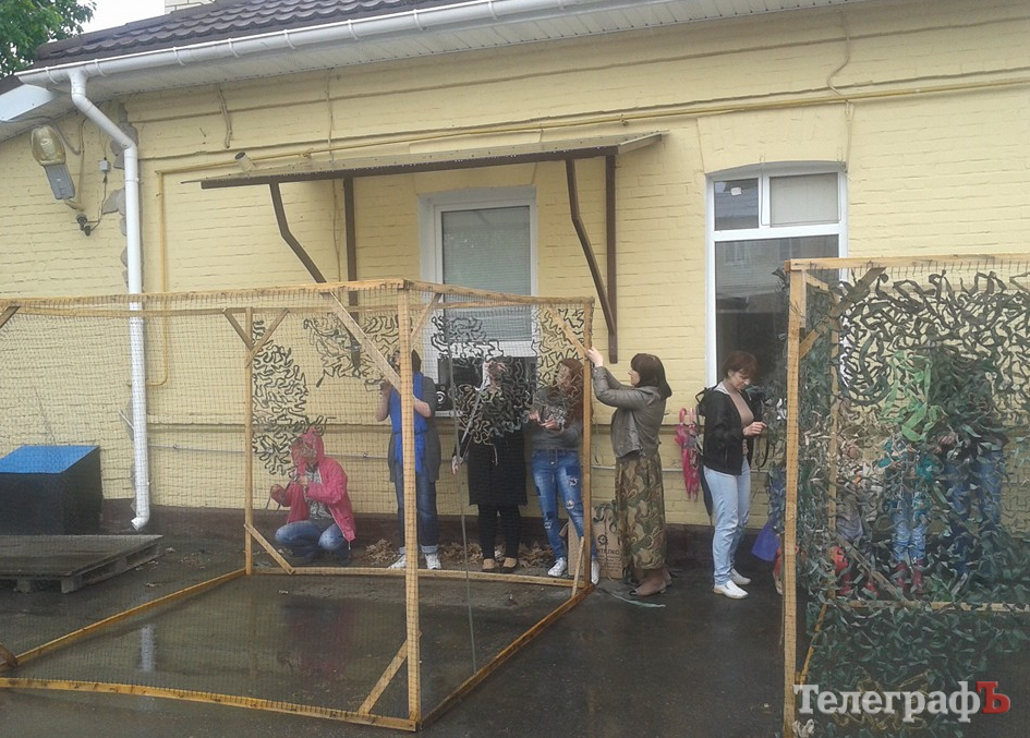 Кременчужани під дощем плели захист військовим Кременчужани під дощем плели захист військовим