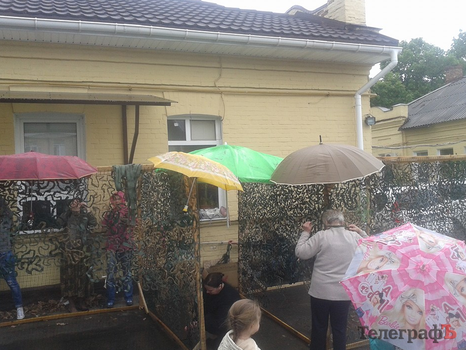 Кременчужани під дощем плели захист військовим Кременчужани під дощем плели захист військовим