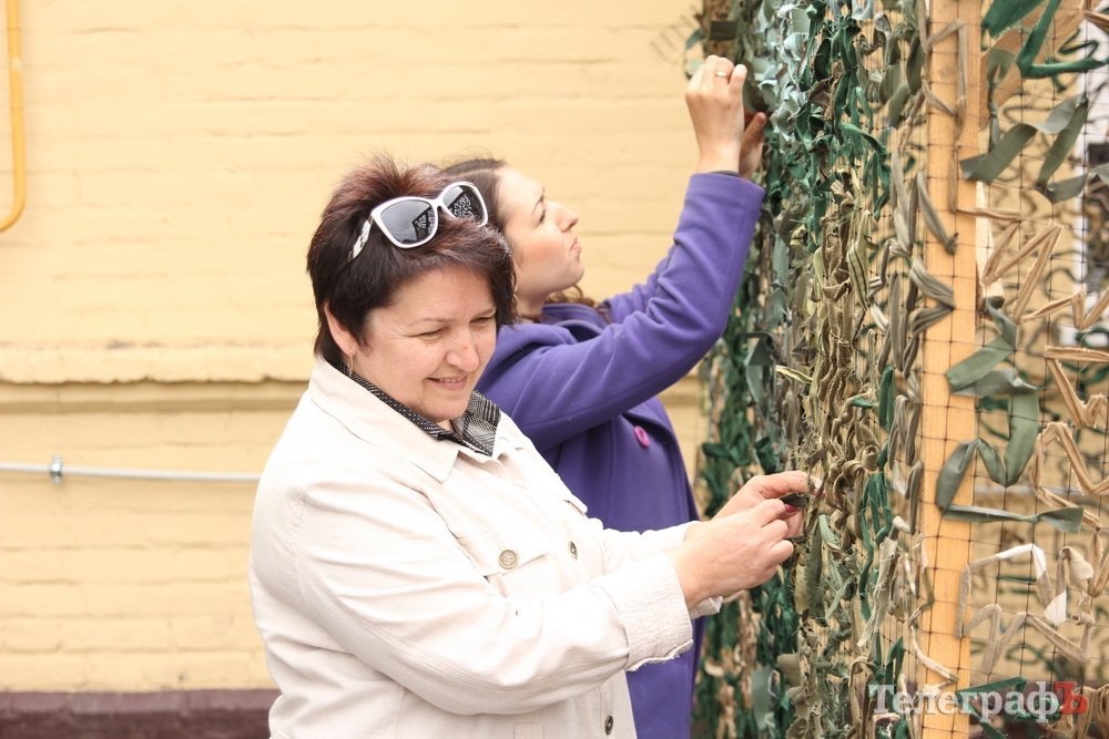 Кременчужани під дощем плели захист військовим Кременчужани під дощем плели захист військовим